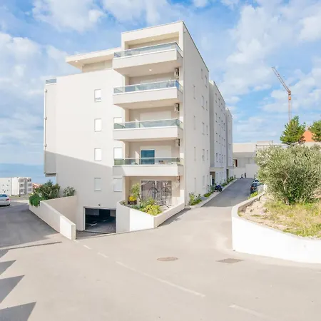 1 Bedroom In Apartment *